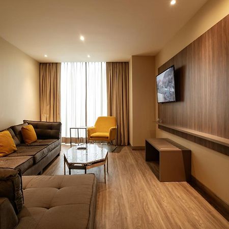 Camino Real Fashion Drive Monterrey Hotel San Pedro Garza Garcia Eksteriør billede Living room of a suite