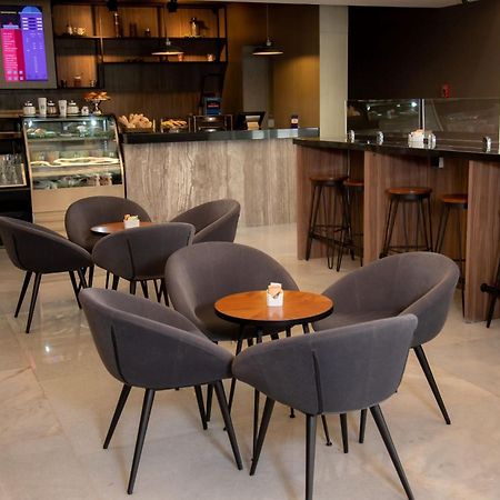 Camino Real Fashion Drive Monterrey Hotel San Pedro Garza Garcia Eksteriør billede The lounge at the airport