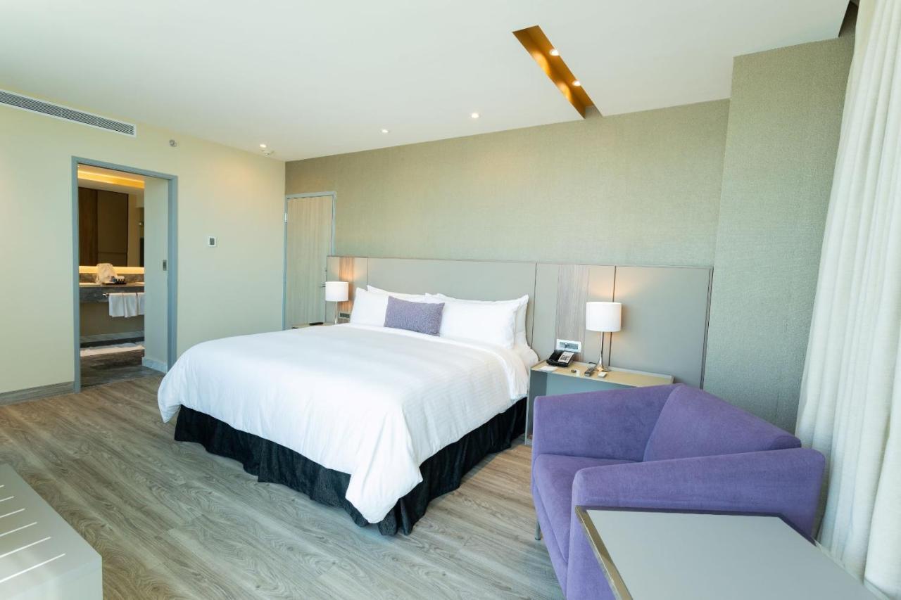 Camino Real Fashion Drive Monterrey Hotel San Pedro Garza Garcia Eksteriør billede A bedroom at the hotel