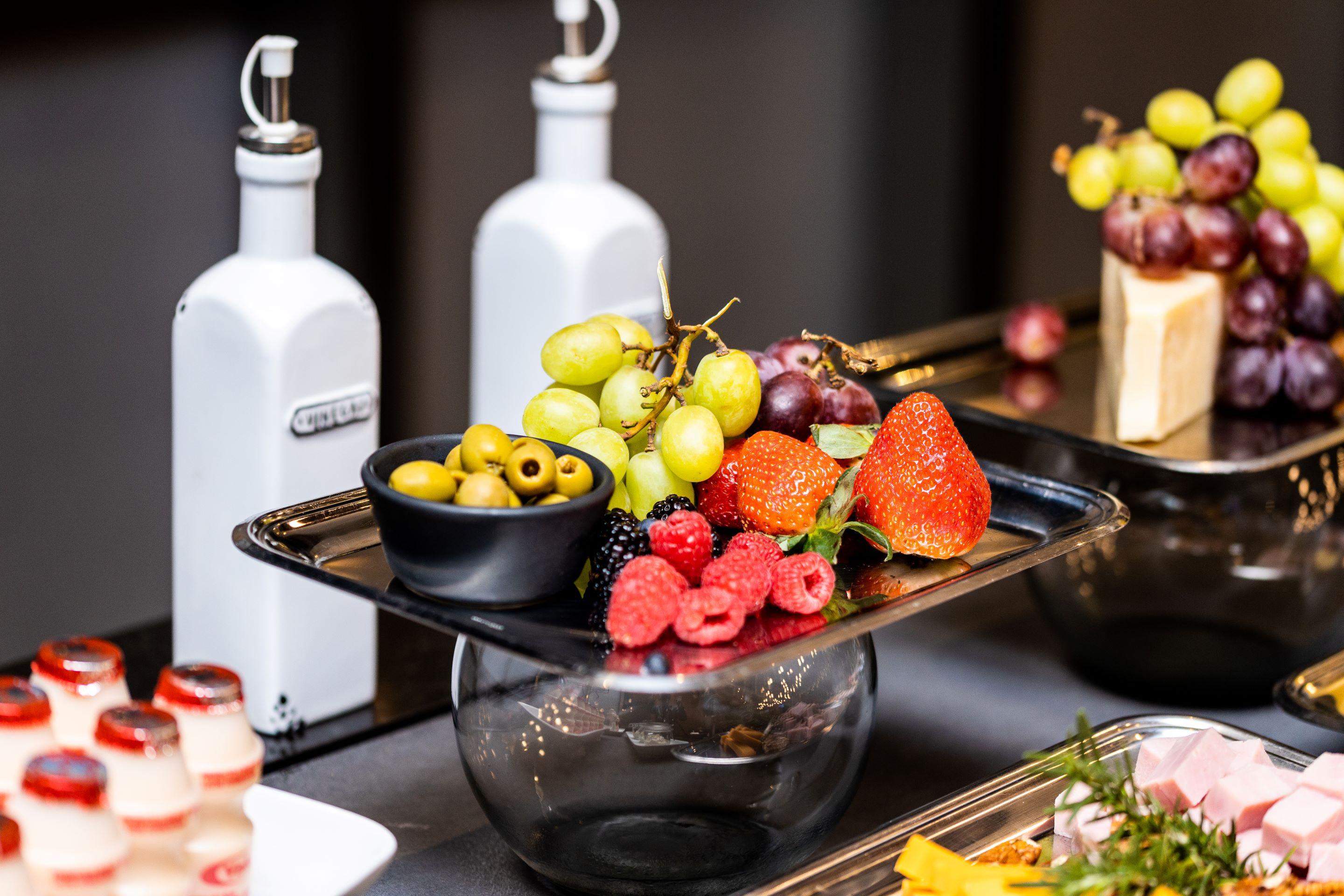 Camino Real Fashion Drive Monterrey Hotel San Pedro Garza Garcia Eksteriør billede Fruit and cheese platter