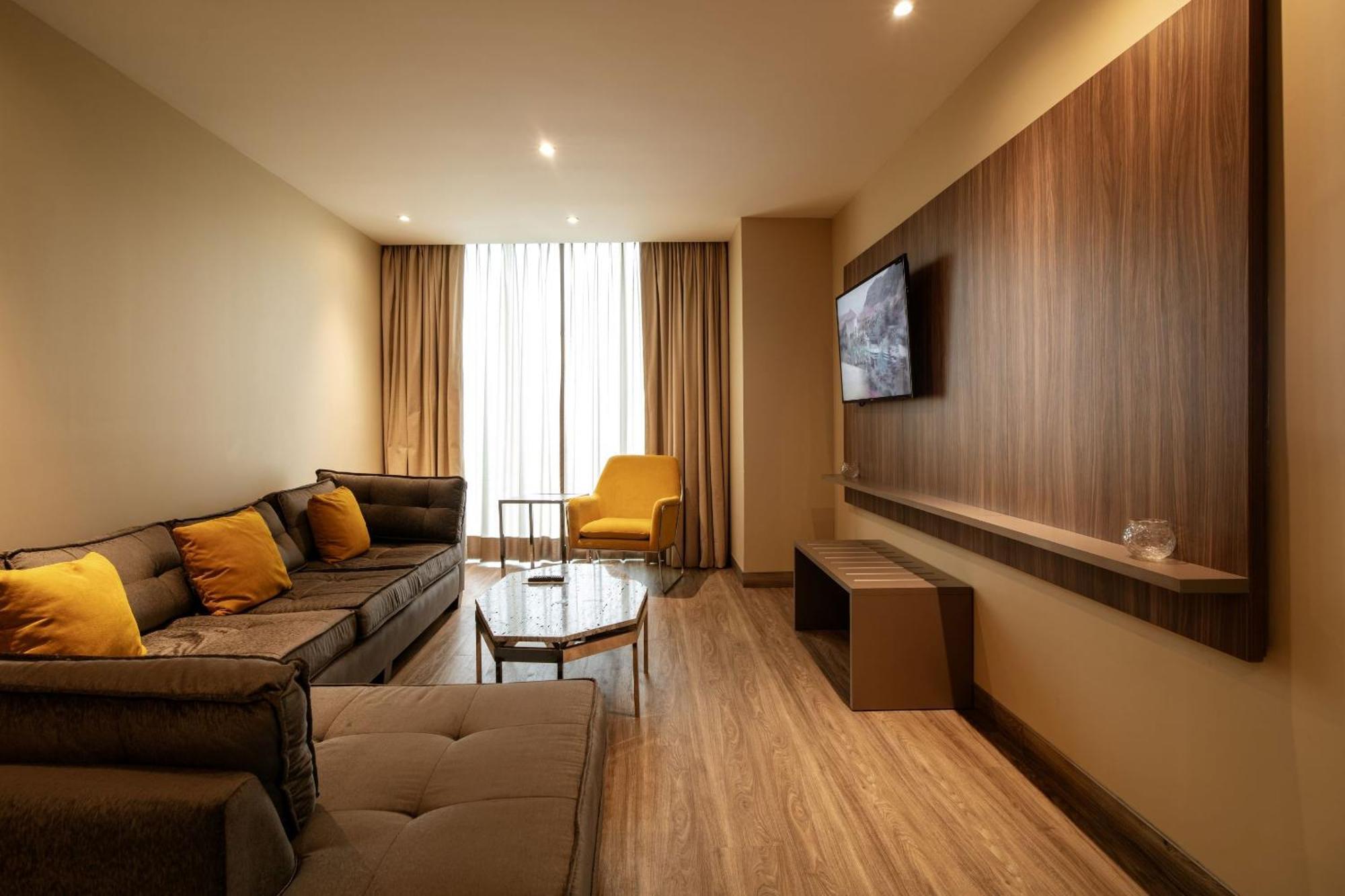 Camino Real Fashion Drive Monterrey Hotel San Pedro Garza Garcia Eksteriør billede Living room of a suite