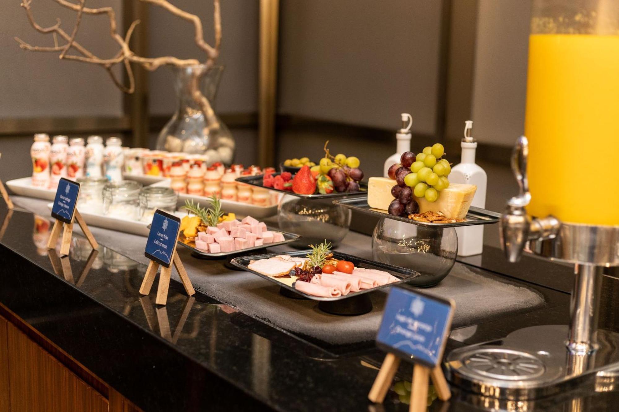Camino Real Fashion Drive Monterrey Hotel San Pedro Garza Garcia Eksteriør billede A buffet at a hotel
