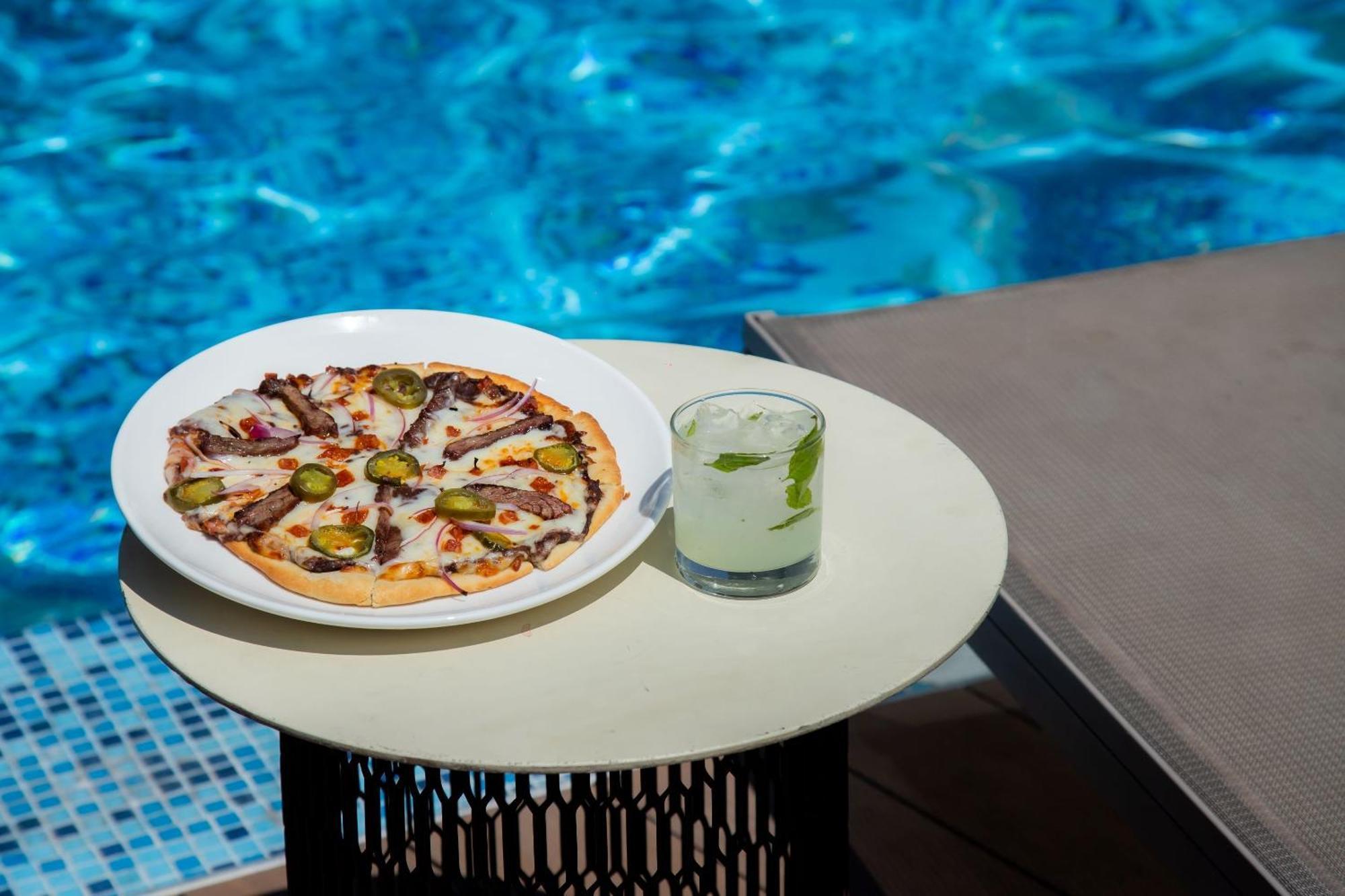 Camino Real Fashion Drive Monterrey Hotel San Pedro Garza Garcia Eksteriør billede A pizza and a drink