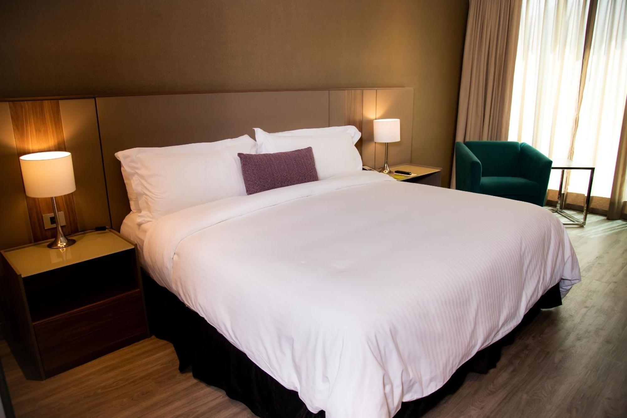 Camino Real Fashion Drive Monterrey Hotel San Pedro Garza Garcia Eksteriør billede A bed with a duvet