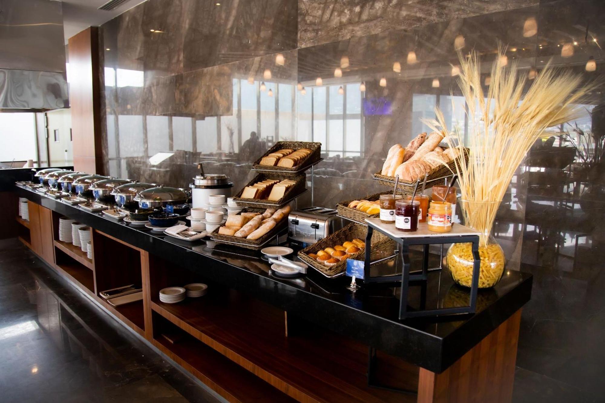 Camino Real Fashion Drive Monterrey Hotel San Pedro Garza Garcia Eksteriør billede A buffet at a hotel