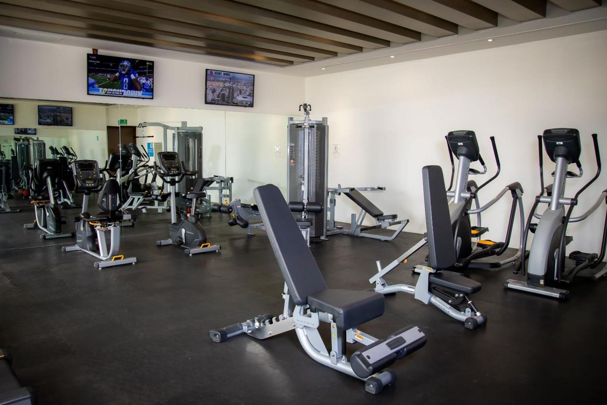 Camino Real Fashion Drive Monterrey Hotel San Pedro Garza Garcia Eksteriør billede A gym at a hotel