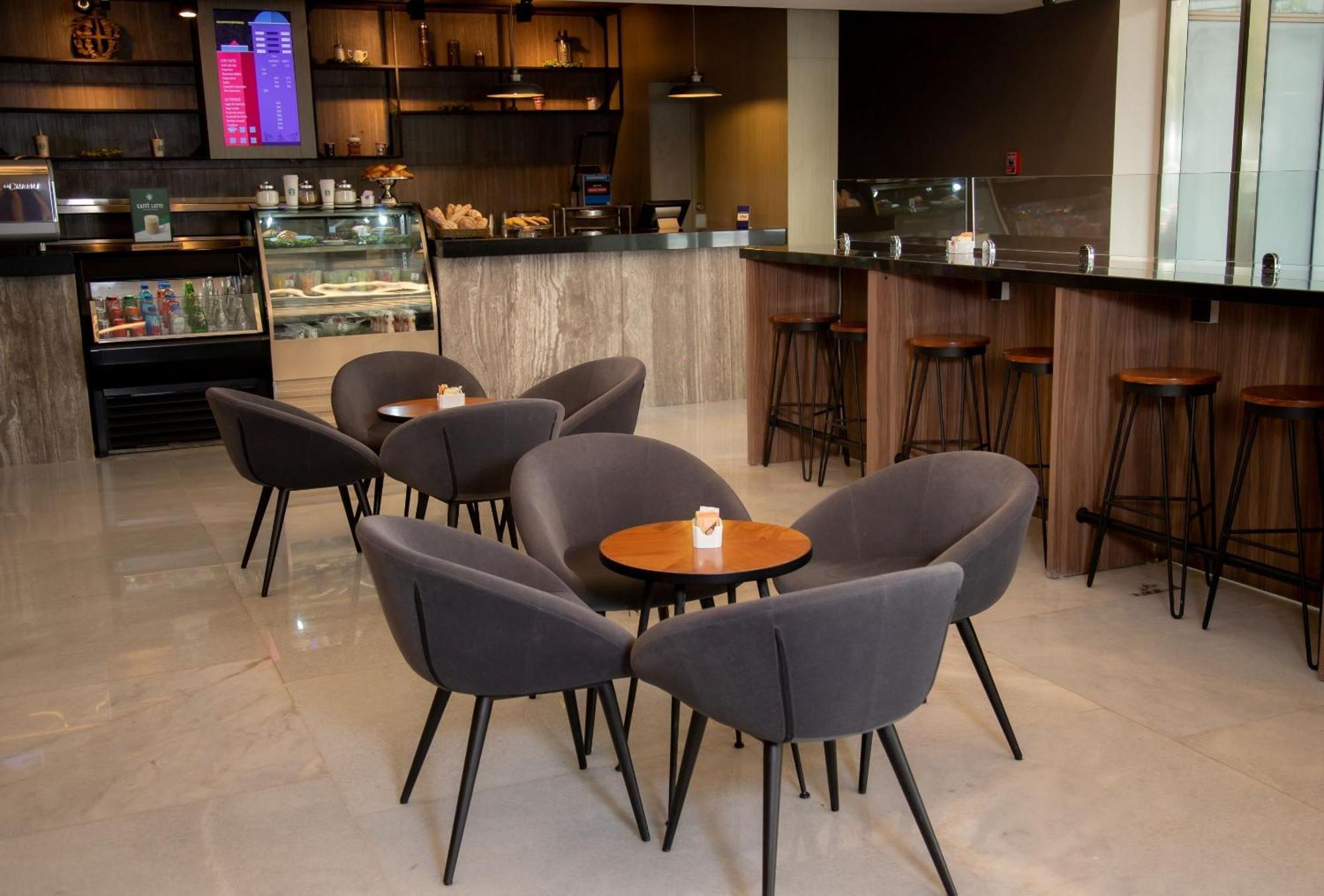 Camino Real Fashion Drive Monterrey Hotel San Pedro Garza Garcia Eksteriør billede The lounge at the airport