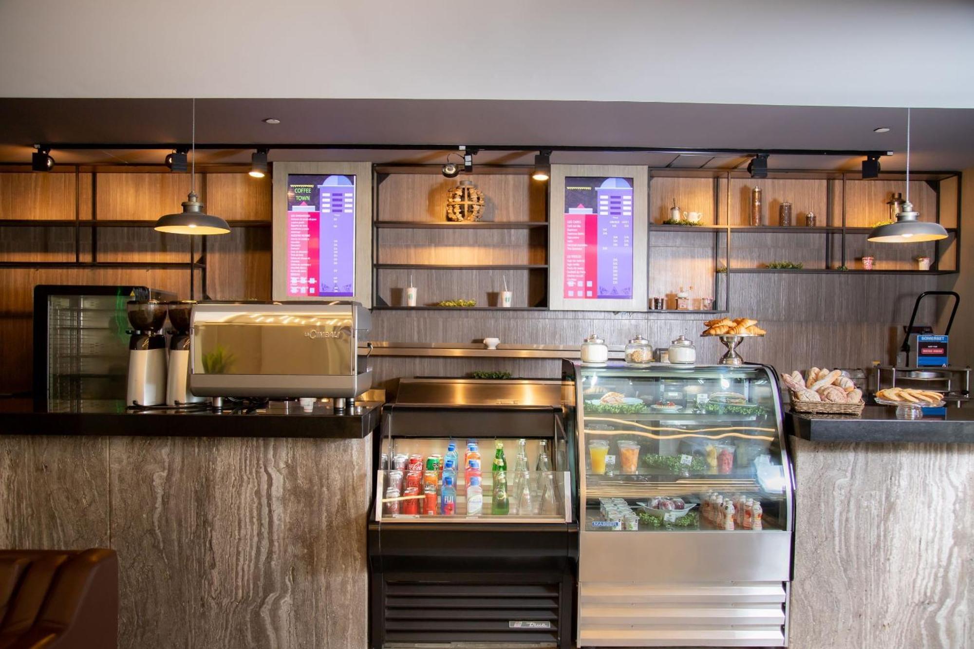 Camino Real Fashion Drive Monterrey Hotel San Pedro Garza Garcia Eksteriør billede A coffee shop in the airport