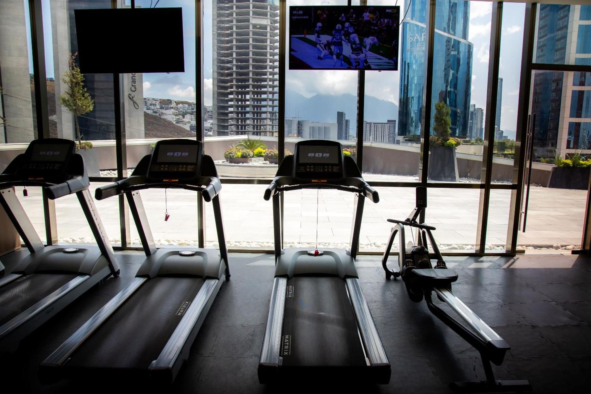 Camino Real Fashion Drive Monterrey Hotel San Pedro Garza Garcia Eksteriør billede Treadmills in a gym
