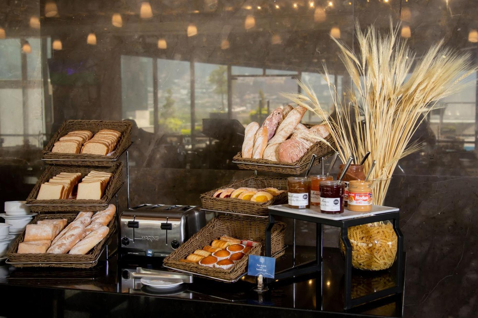 Camino Real Fashion Drive Monterrey Hotel San Pedro Garza Garcia Eksteriør billede Bread and pastry display at a hotel